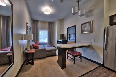 Image de Suite King. Petit déjeuner buffet gratuit. Près de Texas Tech University!