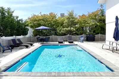 Image de Easy Walk to Beach & Town. Private, heated pool!