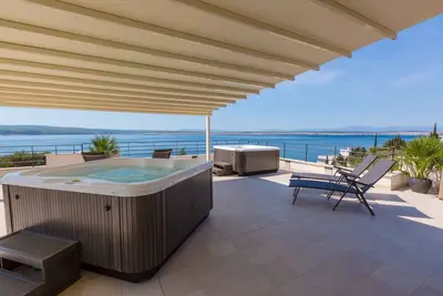 Image de Appartement de vacances près de la plage avec bain à remous, sauna et terrasse avec vue sur la mer