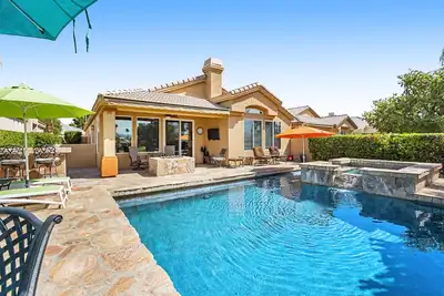 Image de Élégante maison acceptant les chiens sur le parcours de golf avec piscine privée et spa