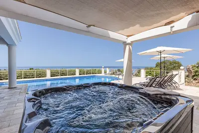 Image de 7 chambres, 6. 5 salles de bain villa de luxe avec vue imprenable sur la mer, piscine privée, bain à remous