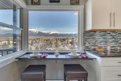 Image de Nouveau! Escapade Mtn-View mise à jour avec salle de jeux familiale!
