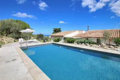 Villa avec piscine privée et grand jardin dans la campagne paisible près de la mer