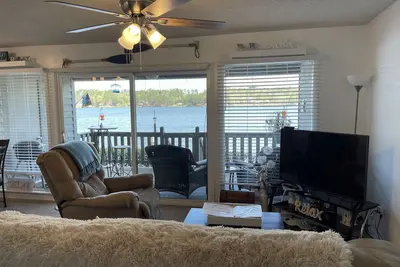 Image de Relaxation Station-Peaceful, quiet, & cozy and just steps from the water’s edge.