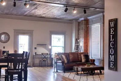 Image de * Nouveau * Kentucky Industrial Bourbon Downtown Loft!