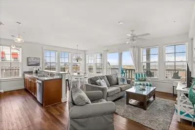 Image de Nouveau Condo Oceanfront 2br avec marches privées à la piscine et la plage!