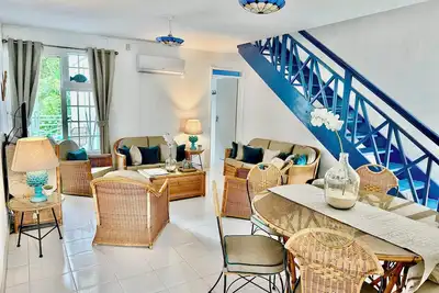 Image de Spacious apartment with pool, 3 minutes walk to beaches, restaurants & shops