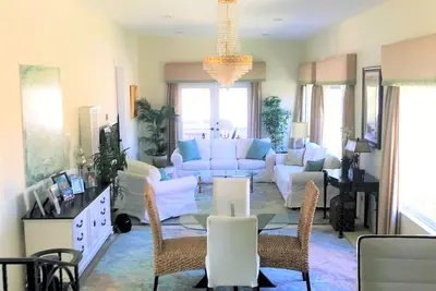 Image de Beachy and Bright 4 chambres, Ă pied de la plage!