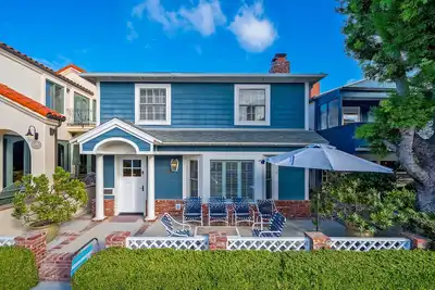 Image de Coastal Modern Balboa Beach Cottage, à quelques pas de l'eau 4 Bd 4 Ba