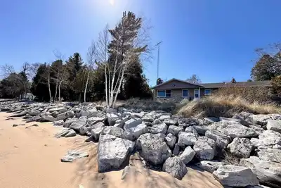 Image de Cette maison est une 4 chambre (s), 2 salles de bain, située à Sturgeon Bay, Wi.