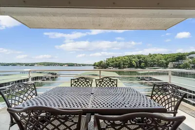 Image de Walk-In depuis le parking avec vue sur le canal principal