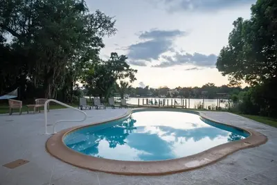 Image de Maison de luxe au bord de l'eau avec piscine privée