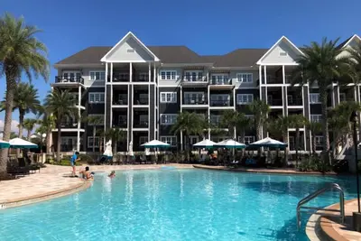 Image de Accès à la plage privée, piscine familiale avec rivière lente + piscine pour adultes avec cabane de luxe