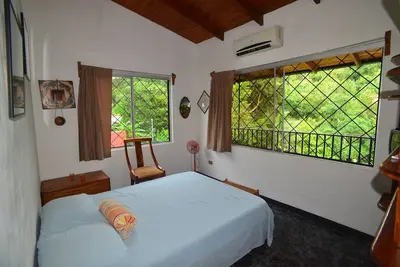 Image de Maison Spacieuse 3 Br 2 B PRÈS Du Terrain De Soccer À Manuel Antonio