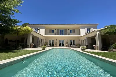 Image de Bastide de 450 m2  climatisée 5min à pied centre historique piscine chauffée