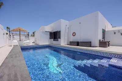 Image de Villa de luxe avec piscine fermée idéale jeunes familles-