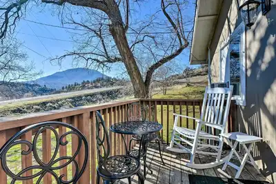 Image de Nouveau! Cottage w / Fire Pit + Deck près de la rivière Klamath!