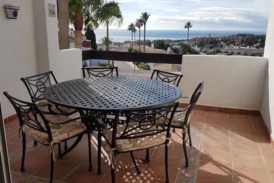 Image de Appartement moderne de 2 chambres et 2 salles de bains rénové, vue exceptionnelle sur la mer et le golf