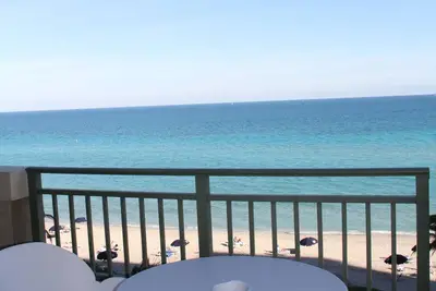 Image de Condo Beach front, completely remodeled, building has great amenities