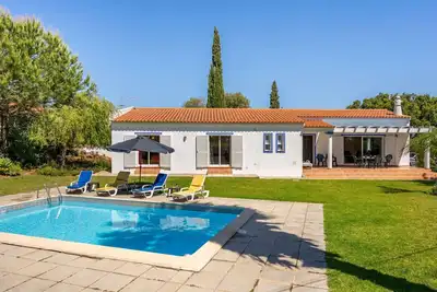 Image de Maison de vacances privée avec piscine privée, climatisation, Wifi, Tv, terrasse, parking