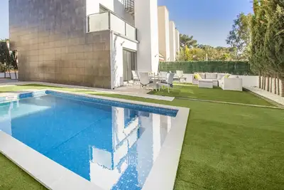 Image de Maison avec piscine à quelques pas de la plage