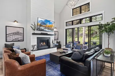 On Golf Course -4 King Suites + Bunk Suite -Walk to Winery- Dog Friendly