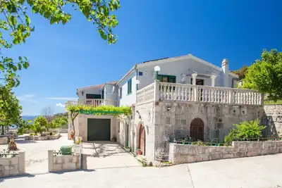 Image de Maison individuelle dans une nouvelle lumière avec piscine chauffée grande 10mx8m