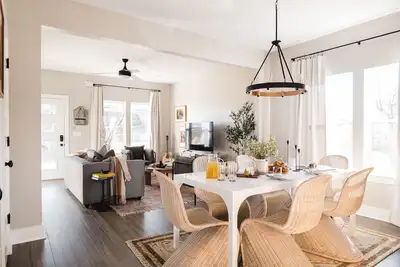 Image de Maison lumineuse et contemporaine à Nashville! ❤ Cherokee 1 par AvantStay