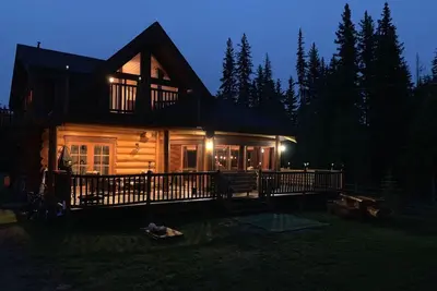 Image de Maison en bois sur mesure entourée de lacs