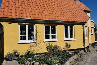 Image de La perle jaune - Maison de pĂŞcheur avec vue sur le port.