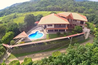 Image de Villa Hilltop avec piscine donnant sur Jaco