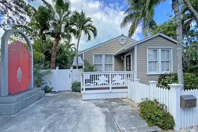 Image de Vraiment belle maison privée entièrement mise à jour dans la vieille ville avec piscine privée.