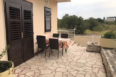 Image de Appartement de deux chambres avec la terrasse et la vue sur le mer Pirovac, Sibenik (A-15403-a)