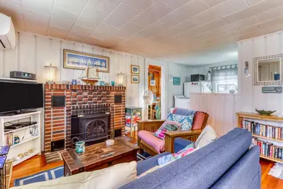 Image de Cottage de style cap situé dans une petite communauté de village avec douche extérieure