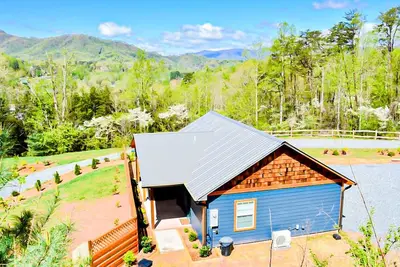 Image de The Blue Moose: près de la ville, vue sur la montagne, bain à remous et plus! !