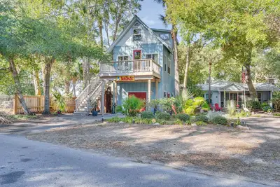 Image de Chic Folly Beach Haven avec terrasse - Étapes vers l'océan!
