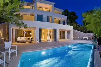 Image de Stunning Brac Villa | 5 Bedrooms | Villa Selca Brac | 5 Metres to the Beach & Private Swimming Pool | Selca