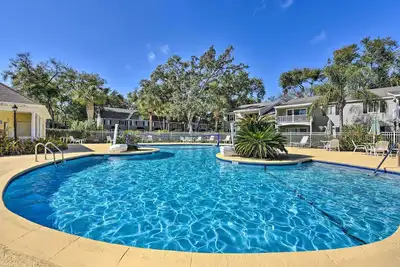 Image de Nouveau! Condo St Simons riche en commodités 1 Mi aux plages!