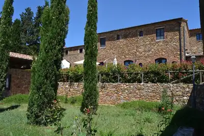 Image de Appartement panoramique de trois pièces avec jardin, piscine, tennis, à la campagne près de la mer et des services