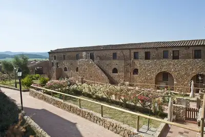 Image de Appartement deux pièces dans un charmant village en pierre avec piscine, tennis, à la campagne proche mer et services