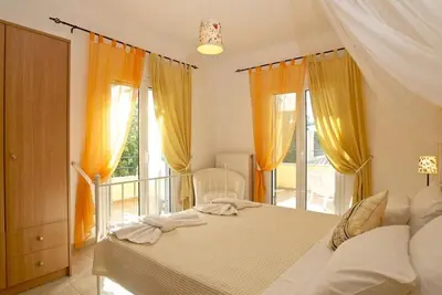 Image de Trois villas avec grande piscine partagée