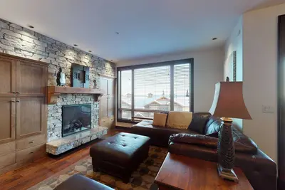 Image de Condo skis aux pieds avec bain à remous privé, foyer au gaz et douche à vapeur - vues Mtn!