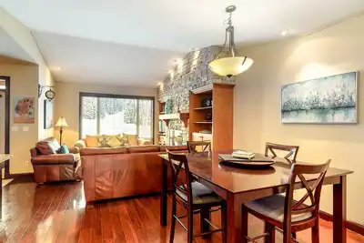 Image de Condo skis aux pieds avec bain à remous privé, foyer au gaz et vue sur la montagne!