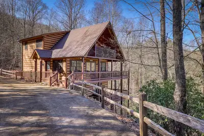 Image de Spacieuse villa Dogwood avec vue sur la montagne / bain à remous privé / WiFi gratuit / salle de jeux