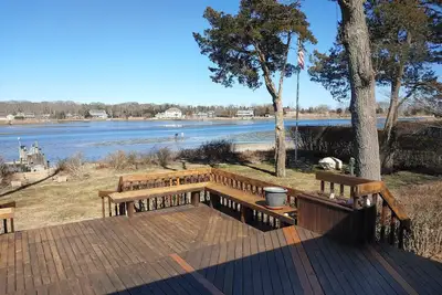 Image de Bord de l'eau avec quai sur Goose Creek (juste à côté de Peconic Bay) et cuisine du chef