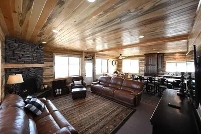 Image de ** Cabine nouvellement construite ** | 21 couchages dans des lits | Lakeview | Près de Yellowstone!