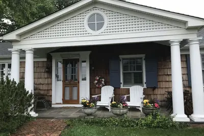 Image de Manhasset Bay Waterfront Cottage. Trajet facile vers Nyc et cadre paisible et paisible