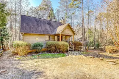 Image de Belle cabine adaptée aux chiens avec poêle à bois, bain à remous privé et Wi-Fi gratuit!