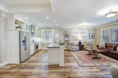 Image de Brand Master 2 Bedroom Master Suites with Chefs Kitchen Steps to Sonoma Plaza