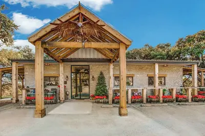 Image de Le Lodge at Eagles Landing Lodge of Bulverde peut accueillir 12 personnes